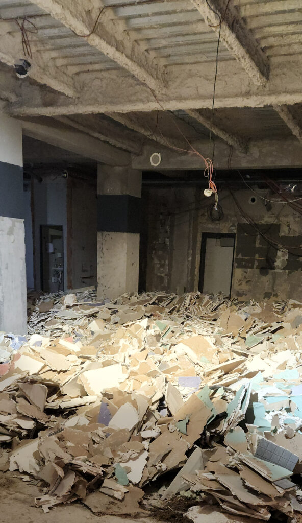 Odstranění sádrokartonových stropů