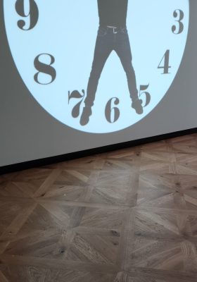 Vídeňský kříž podlaha a prmítání na plátno v pozadí