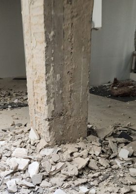 Odstraňování omítky ze sloupů