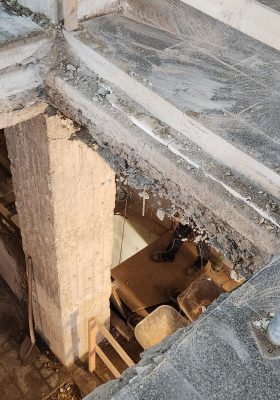 Vyříznutý otvor šachty pro stavební výtah