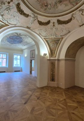 Výhled na výmalbu a nalakovanou podlahu ve vzoru vídeňského kříže