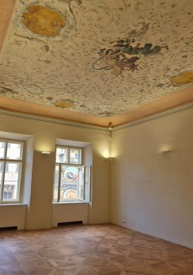 Výhled na výmalbu a nalakovanou podlahu ve vzoru vídeňského kříže