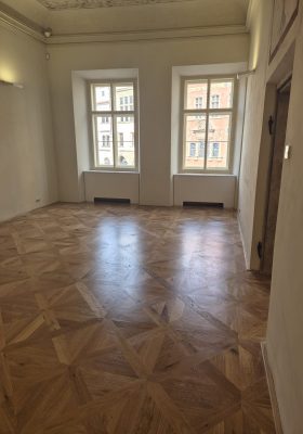 Výhled na výmalbu a nalakovanou podlahu ve vzoru vídeňského kříže